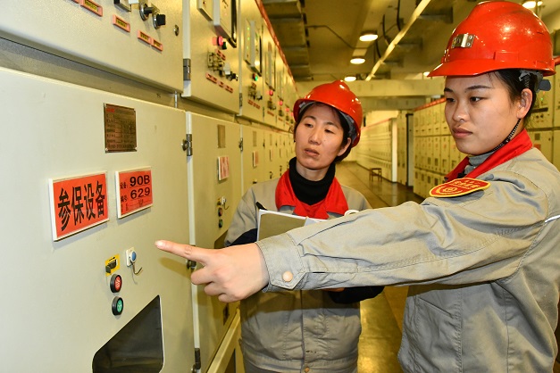 该厂西区配电室两名变电工对配电柜停送电进行安全风险确认检查.JPG
